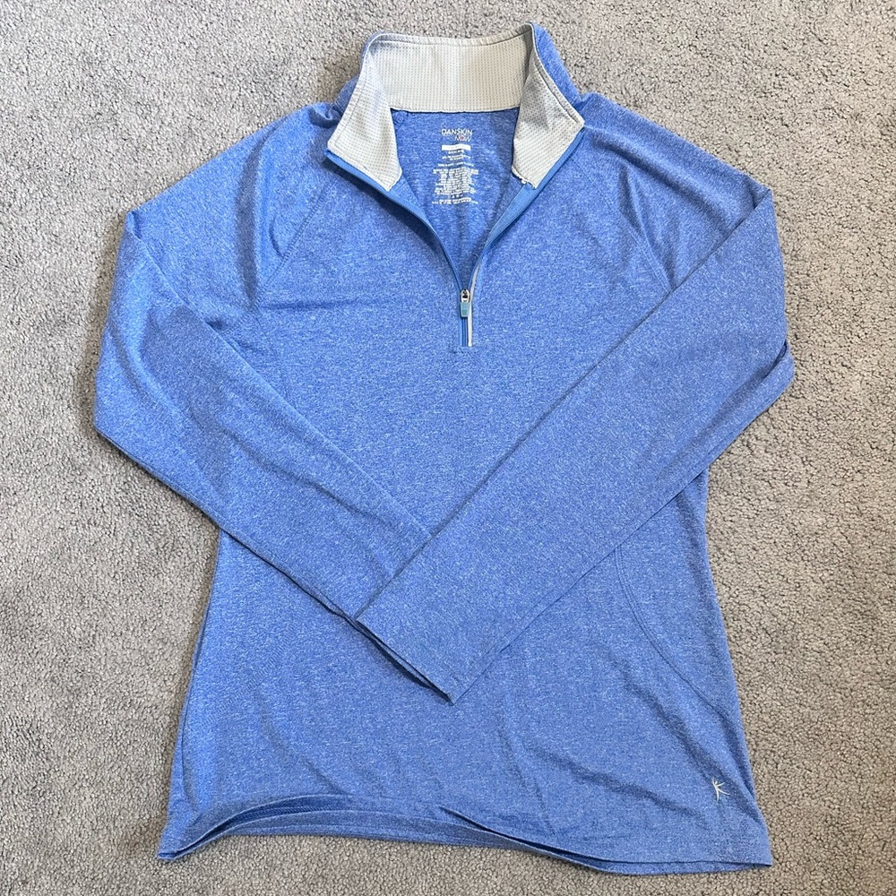 Dangling Semi-fitted long sleeve athletic shirt